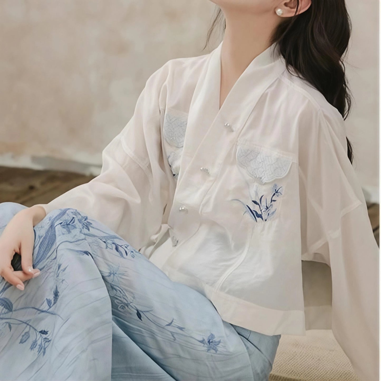 Camisa orquídea azul nudo lateral